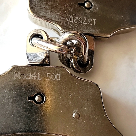 Peerless Basic Handcuffs - Picture 5 of 6